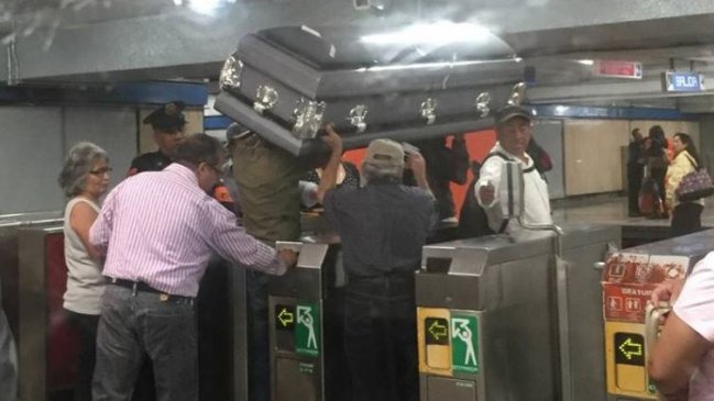 Impacto en redes sociales por ataúd en el Metro de México