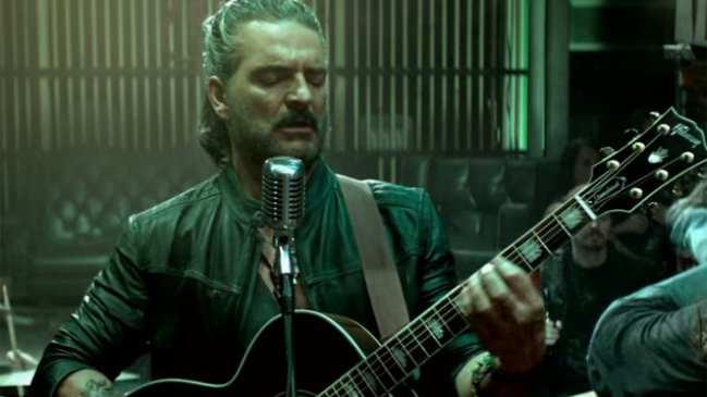 El peculiar elemento erótico que desconcertó a Ricardo Arjona en medio de un show