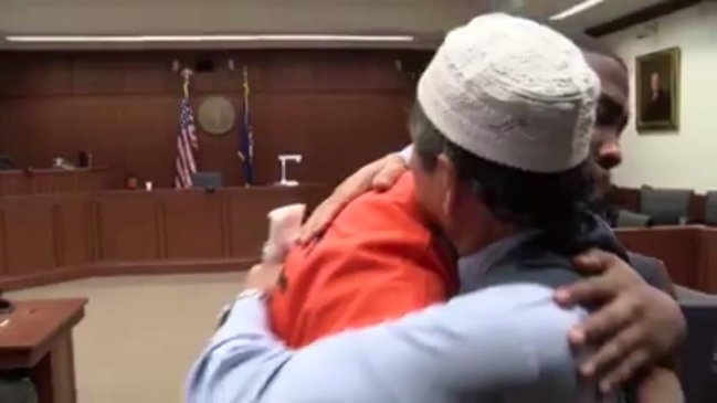 El conmovedor gesto de un padre con hombre condenado por muerte de su hijo