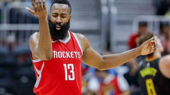 Harden le ganó el duelo de estrellas a James en triunfo de Houston