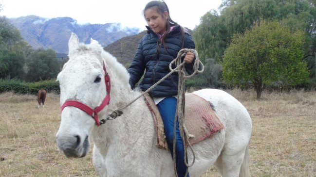 El final feliz que tuvo una niña ciega que viaja a caballo para llegar a su colegio