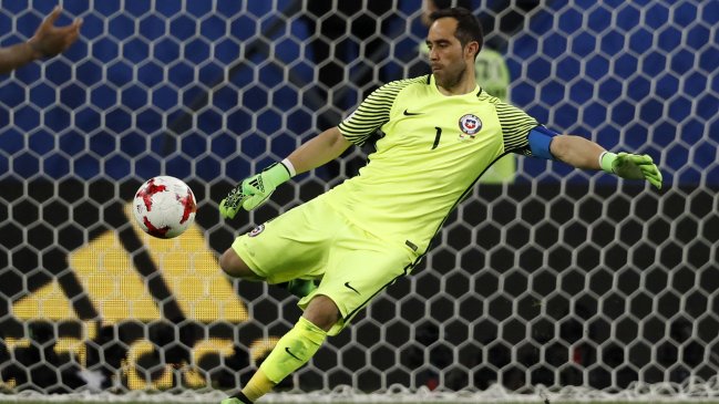 Claudio Bravo felicitó a Santiago Wanderers tras lograr el título de la Copa Chile