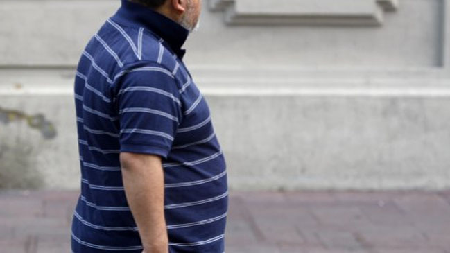 400 mil chilenos y chilenas pesan 30 kilos o más de lo que deberían