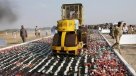 Guardias costeros destruyeron licor ilegal y drogas en Pakistán