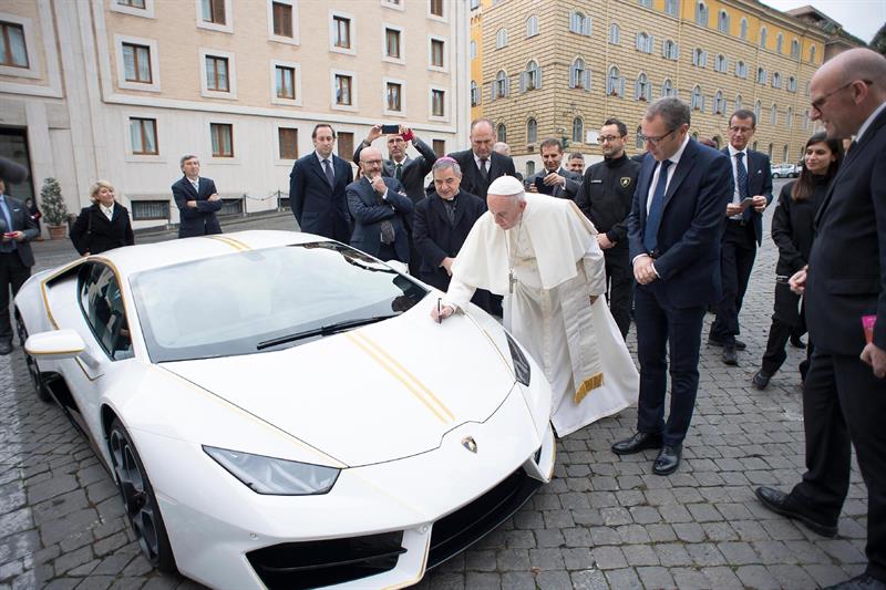 Papa Francisco recibió un Lamborghini con detalles de oro en el Vaticano