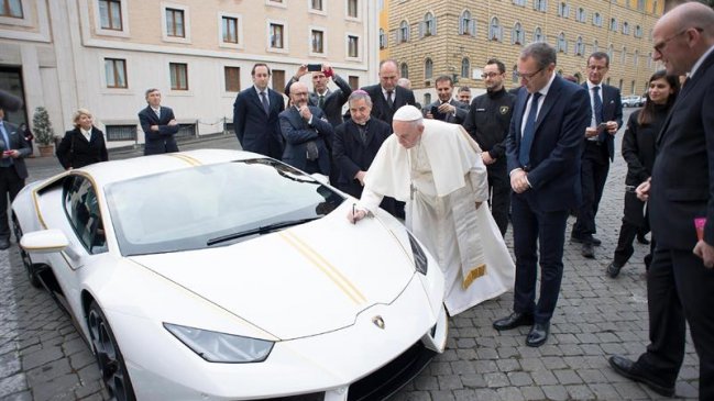 Papa Francisco recibió un Lamborghini con detalles de oro en el Vaticano