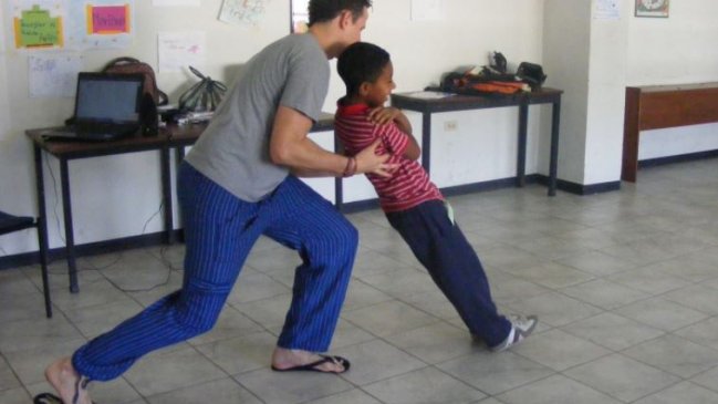 Diplomático australiano murió por culpa del juego de la confianza