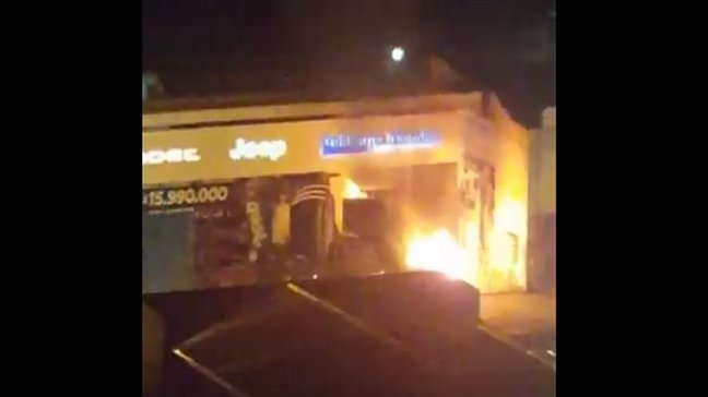 Dos autos quemados en automotora de Ñuñoa: Investigan intencionalidad