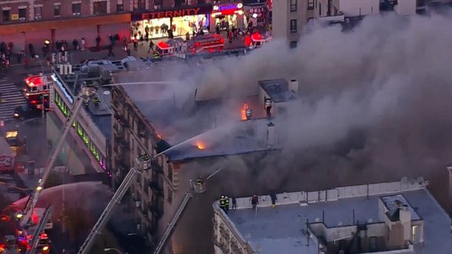 Incendio en edificio de Manhattan moviliza a cientos de bomberos