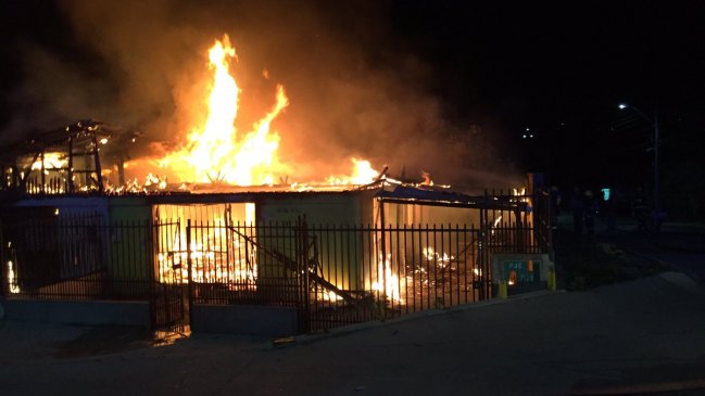 Incendio en Quilpué consumió dos casas y dejó a una persona lesionada