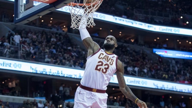 LeBron James amplió la racha triunfal de Cleveland Cavaliers en la NBA