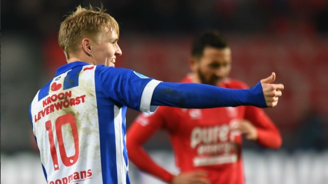 Cristián Cuevas sufrió en cancha dolorosa derrota de Twente como local en la liga holandesa