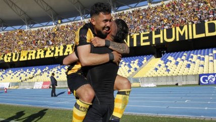  La eufórica celebración de Fernández Vial al consolidar su ascenso a Segunda División 