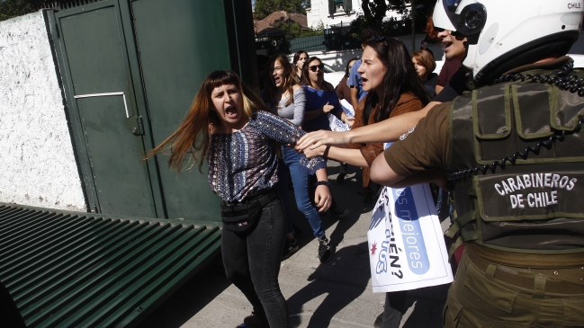Jóvenes se tomaron el comando de Sebastián Piñera