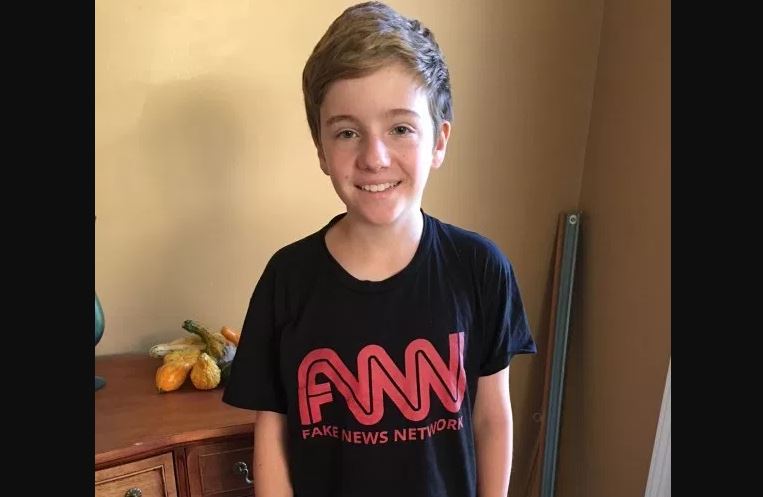 Niño fue a CNN con una polera burlesca y lo obligaron a sacársela