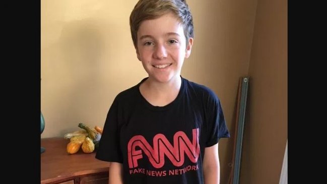 Niño fue a CNN con una polera burlesca y lo obligaron a sacársela