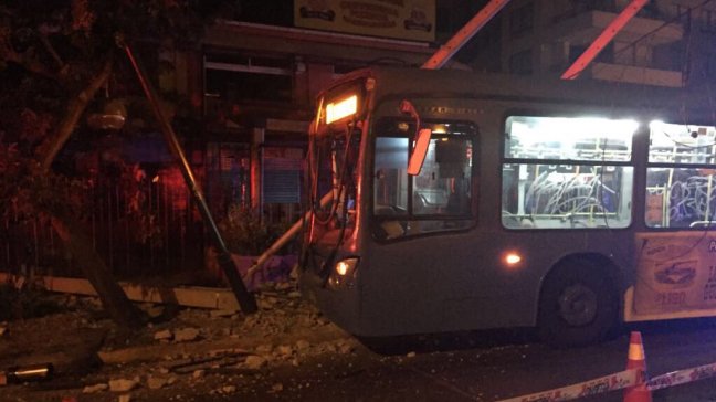 Bus del Transantiago chocó con poste del alumbrado público en Ñuñoa