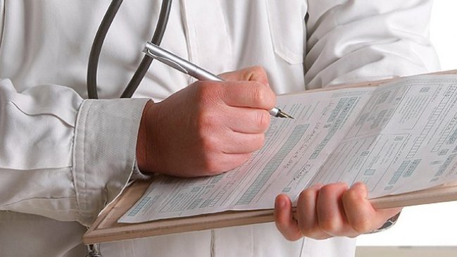 Formalizan a ex subdirector de Salud Metropolitano por venta de licencias médicas