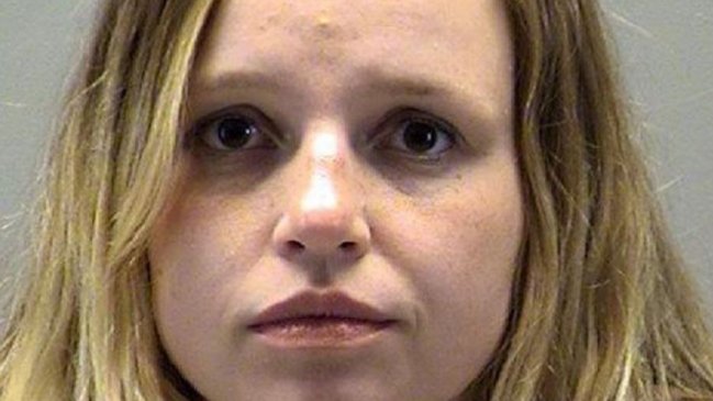 Profesora sustituta es acusada de tener sexo con dos alumnos menores de edad