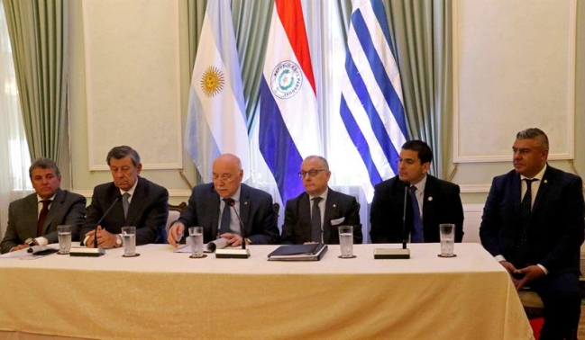 Argentina, Paraguay y Uruguay firmaron memorándum para postular al Mundial de 2030