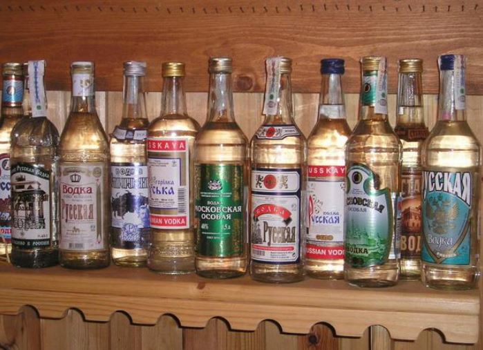 Hombre trató de arrancar con 32 botellas de vodka en un bolso