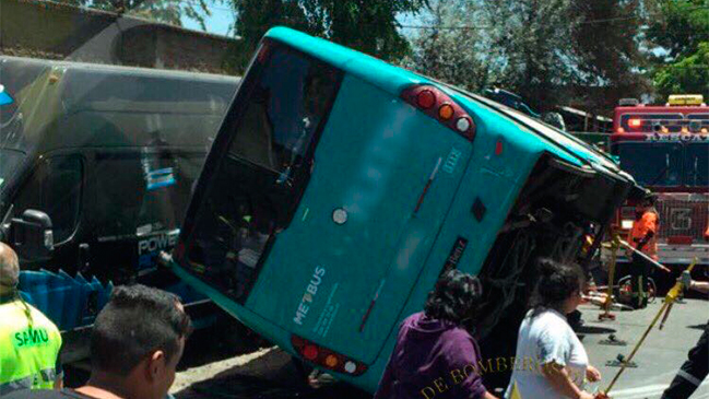 Bus del Transantiago se volcó en Estación Central