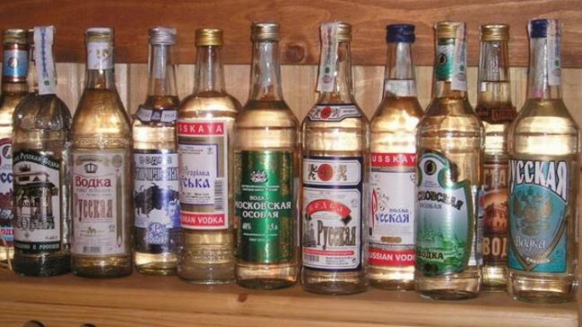 Hombre trató de arrancar con 32 botellas de vodka en un bolso