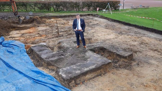 Una esvástica gigante fue hallada sepultada en un estadio alemán