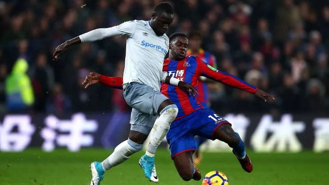 Delantero de Everton es el primer suspendido en la historia de la Premier League por simular un penal