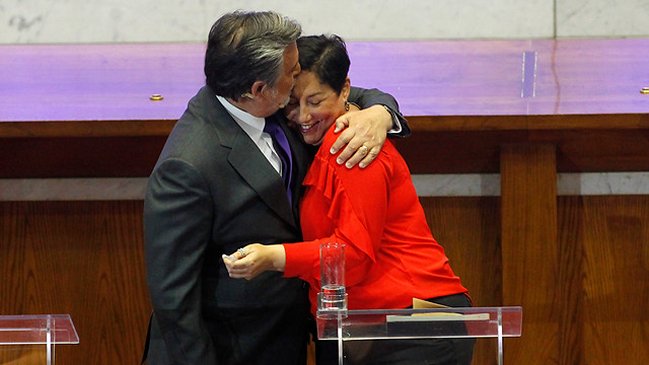Alejandro Guillier: Beatriz Sánchez debe seguir 