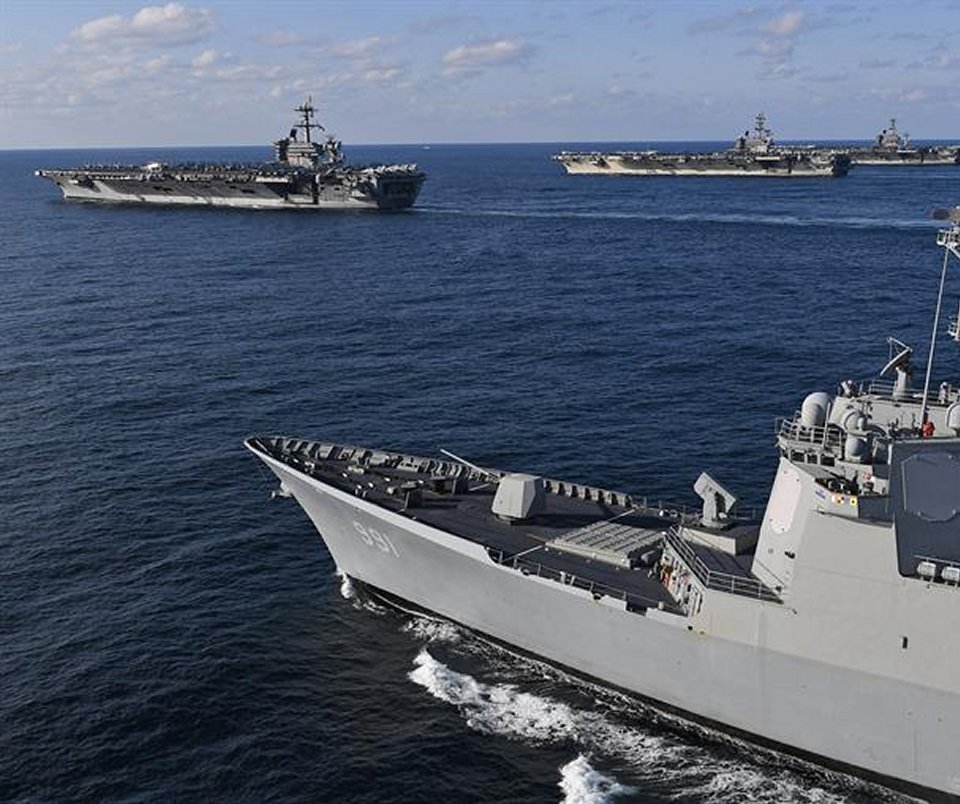 Avión militar de EEUU cayó al mar con 11 personas a bordo