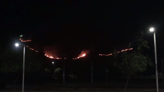 Bomberos monitorea incendio en Cerro Renca
