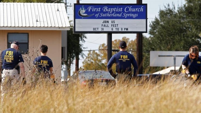 FBI revisará registro de antecedentes para comprar armas tras matanza en Texas