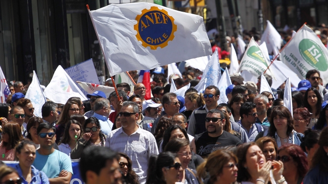 Funcionarios públicos protestan en La Moneda en segundo día de paro nacional