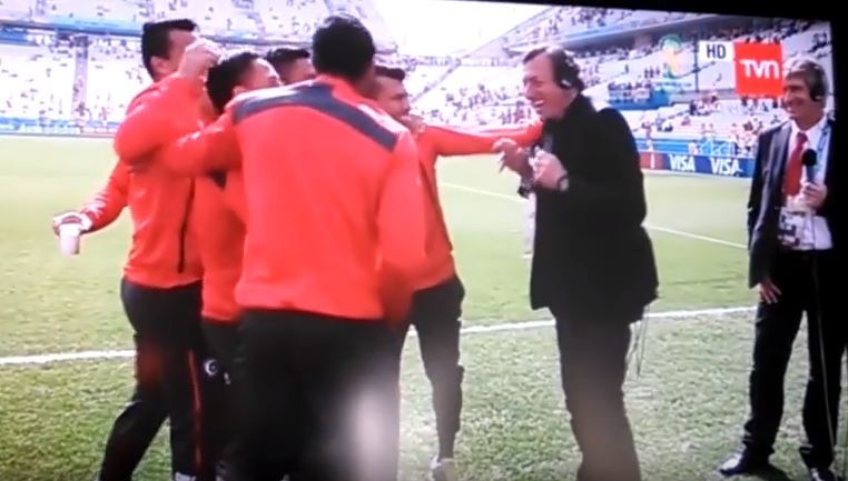 El cariñoso saludo de los jugadores de la Roja a Bonini en Brasil 2014