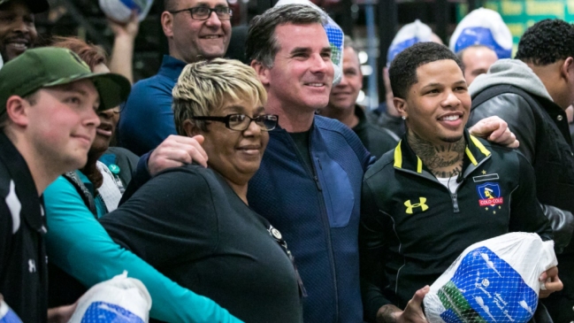 Protegido de Floyd Mayweather se luce con vestimenta de Colo Colo en evento público