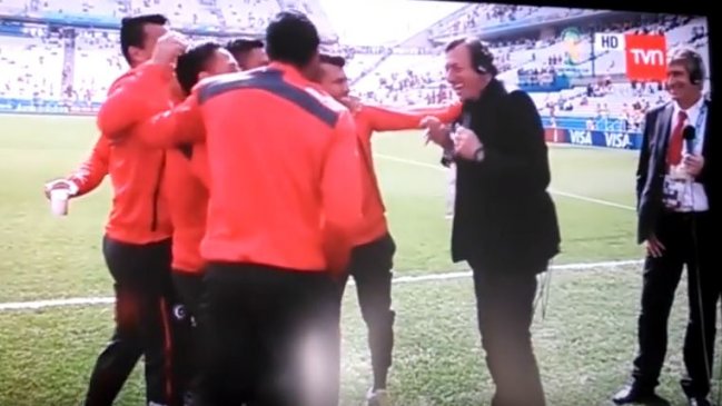 El cariñoso saludo de los jugadores de la Roja a Bonini en Brasil 2014