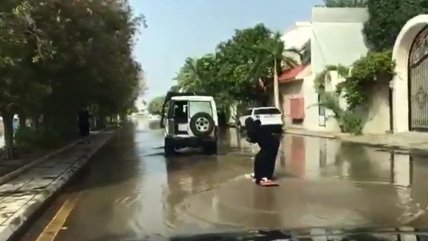   Mujer desafió las lluvias de Arabia Saudita con su burka y su tabla de surf 