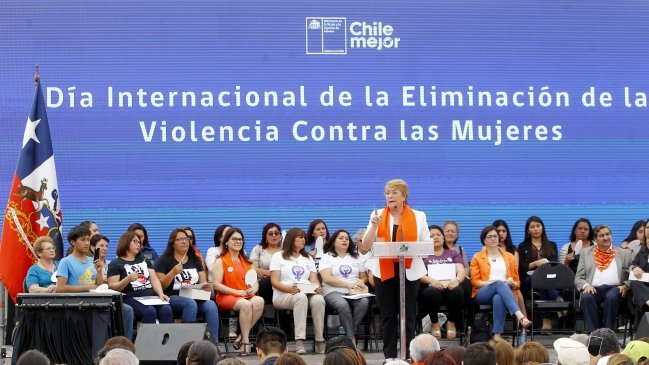 Polémica ausencia de Piñera en acto por la mujer: Acusó a Bachelet de 