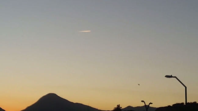 Usuarios de redes sociales captaron inusual objeto cruzando los cielos de Santiago