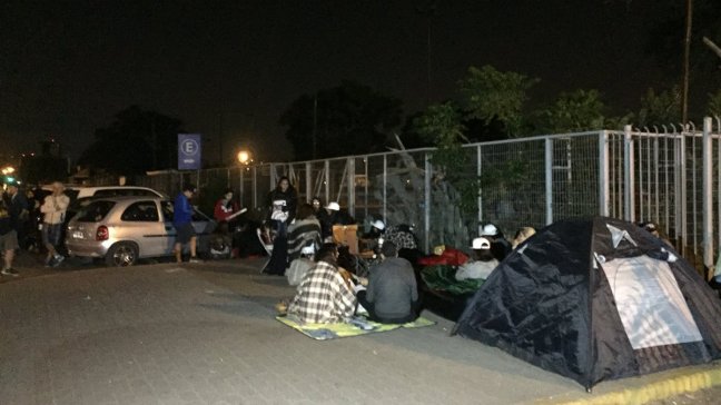 Fanáticos de Bruno Mars acampan fuera del Estadio Nacional