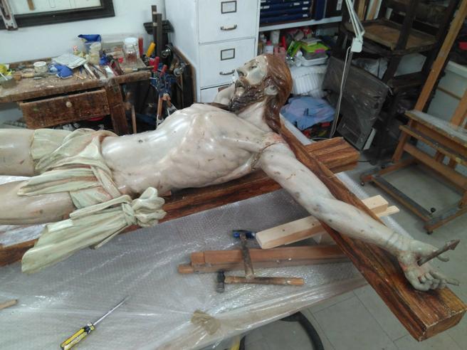 Encuentran mensaje oculto de casi 300 años en el trasero de una escultura de Cristo