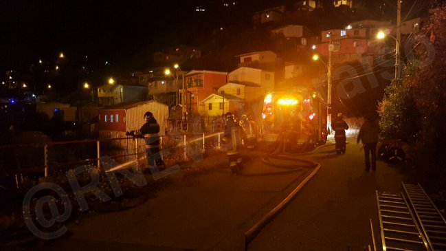 Incendio en casona de Cerro Barón moviliza a bomberos de Valparaíso