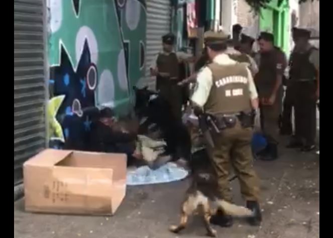 Denuncian violento actuar de Carabineros contra indigente en la Vega