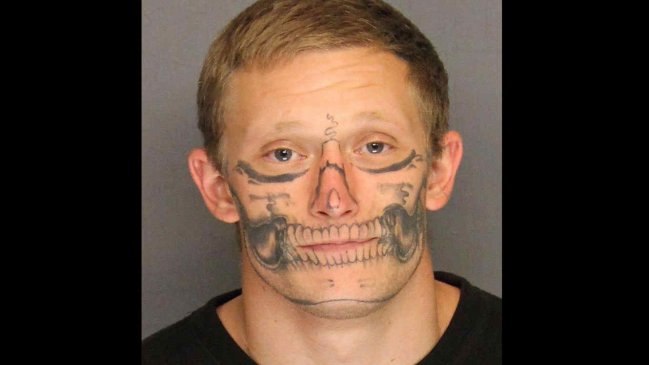 Buscan a un reo fugado con peculiar tatuaje en el rostro