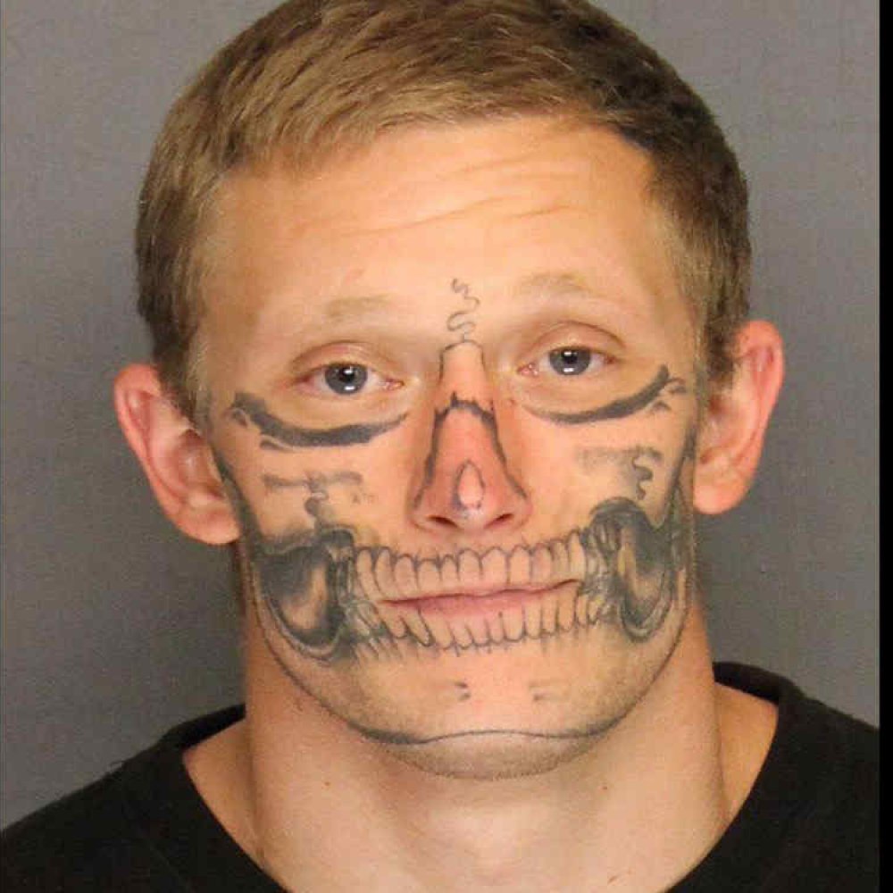 Buscan a un reo fugado con peculiar tatuaje en el rostro