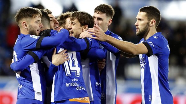 Alavés de Guillermo Maripán goleó y avanzó a octavos en la Copa del Rey