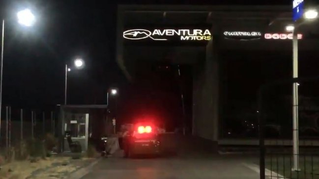 Roban dos vehículos desde automotora en Chicureo