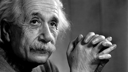   La Historia Es Nuestra: El mundo luminoso y feroz de Albert Einstein 