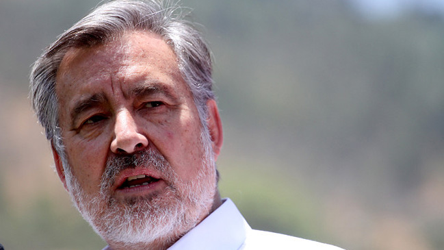 Alejandro Guillier pidió claridad al Frente Amplio: No es un periodo para 'medias aguas'